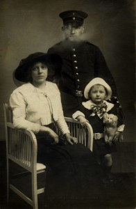 3 WWI German family of 3